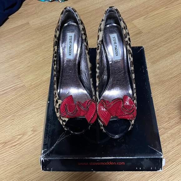 STEVE MADDEN Regaal-l Leopard Print with Red Bow - Picture 2 of 5